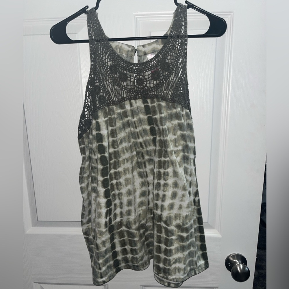 Green tank top with lace design